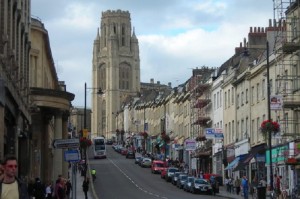 Una de las calles principales de la ciudad, donde se puede observar el edificio de la Universidad de fondo.