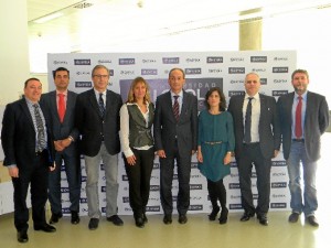 José María Zambrano, dirección comercial de Ferrer; Francisco Pérez Fresquet, director de Loyola Leadership School; Fernando García Alonso, director científico de Ferrer; Cristina Espinosa, directora de Relaciones Institucionales y Market Access España de Ferrer; Gabriel Pérez Alcalá, rector de la Universidad Loyola Andalucía; Emma Motrico, directora de la Cátedra Loyola-Ferrer; Alejandro Viñuela, gerente de Relaciones Institucionales y Market Access de Ferrer, y Carlos García Alonso, vicerrector de Investigación de la Universidad Loyola Andalucía. 