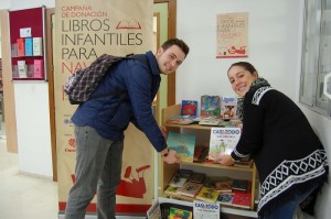 Imagen de dos voluntarios colaborando en el proyecto.