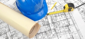 La carretera que ha sido arreglada tiene mucho tránsito habitual de vehículos.