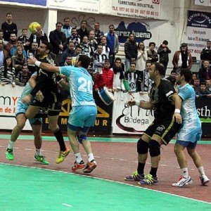 Un lance del partido. Foto: FA Balonmano.
