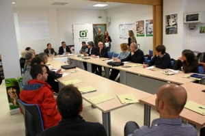 El delegado de Economía, Innovación, Ciencia y Empleo, José Ignacio Expósito, con exjubilados y emprendedores en el encuentro Senior organizado por Andalucía Emprende.