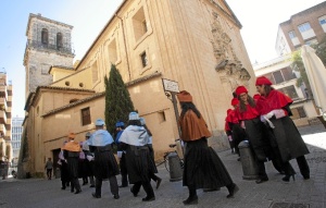 Algunos de los premiados entrando al acto.