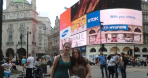Imagen de Yolanda con una amiga en Piccadodilly Circus.