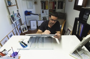 Andrés está dibujando un  nuevo cómic. 