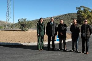 Andrés Lorite acompañado por el alcalde de Espejo, Francisco A. Medina, y por otros miembros del equipo de gobierno de la Diputación, Pilar Gracia y Julio Criado.