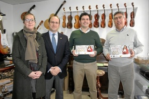 Imagen de los ganadores recibiendo el premio.