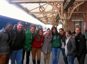 Imagen de la cordobesa con chaqueta roja, rodeada de algunos de los buenos amigos que ha hecho en el extranjero.