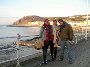 La cordobesa en el centro acompañada en foto por su hermano y la novia de este.