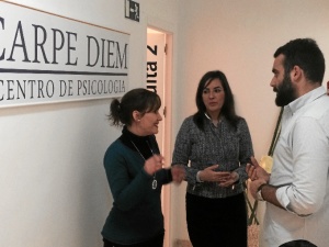 Alberto Mayoral junto a las dos socias fundadoras del centro psicológico 'Carpe Diem' ubicado en Montilla.
