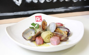 Alcachofas con atún y almejas.