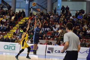 El alero Dani Gama ensaya el lanzamiento en Vista Alegre. FOTO: COMUNICACIÓN BBALL.