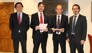 Los responsables de la Universidad Loyola Andalucía y la Fundación Cajasur, tras la firma de renovación del programa de becas.