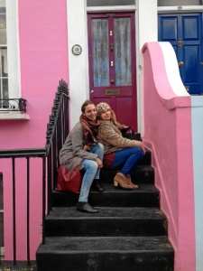 Imagen de la guapa cordobesa con una amiga sentadas en la entrada de una casa londinense.