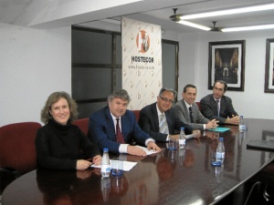 En la fotografías Antonio Palacios Presidente de Hostecor, Pilar Mª Alcántara representante legal de Alcántara SL, Federico Rodríguez representante de Vente consultoría SL, Enrique Garcés subdirector de Instituto Alcántara y Antonio Álvarez, Secretario general de Hostecor.