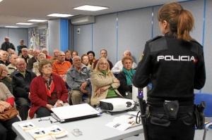 Imagen de una agente impartiendo una charla.