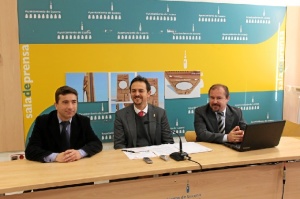 Juan Antonio López y Manuel Martínez, director y coordinador técnico de la empresa Auren, junto con Manuel Lara, concejal de Innovación y Desarrollo Local.