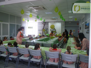 Niños disfrutando del desayuno molinero. 