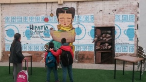 Escolares se detienen a ver a Hipatia.