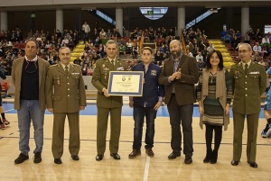 El presidente del Bball, Francisco Gutiérrez, entrega una distinción a la BRIMZ Guzmán El Bueno. FOTO: COMUNICACIÓN BBALL.