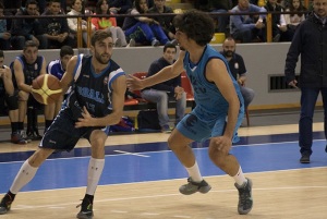 El alero Dani Gama encara a un rival en el partido ante el San Fernando. FOTO: COMUNICACIÓN BBALL.