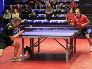 Un momento del partido entre Carlos Machado y Grzegorz Adamiak. Foto: Cajasur Priego