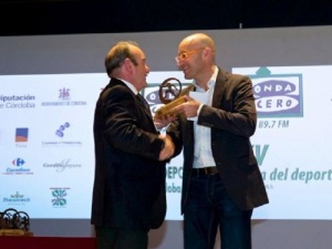 Jesus Machado recibe el premio de manos de Antonio Arroyo