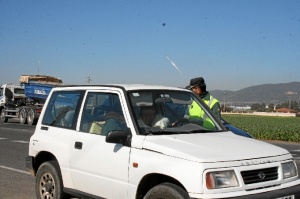 Agente comprueba el uso del cinturón.