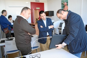 El delegado de Economía, Innovación, Ciencia y Empleo, José Ignacio Expósito, en la visita al Guadalinfo de Castil de Campos.