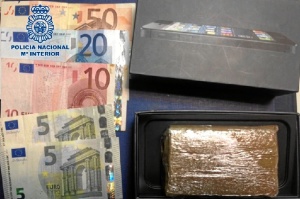 Hachís y dinero intervenido a la ahora detenida. 