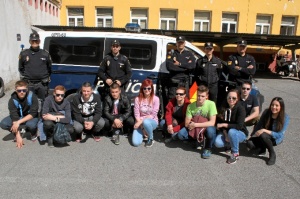Alumnos checos de visita a la Comisaría. 