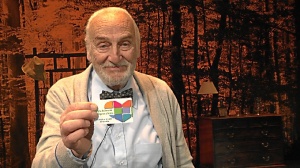 Héctor Alterio muestra en el Gran Teatro de Córdoba su tarjeta de donante de órganos y tejidos