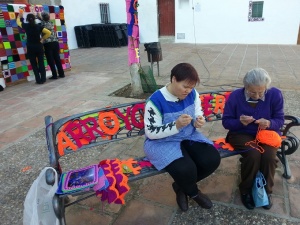 Vecinas de la localidad tejiendo. 