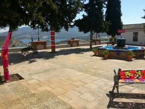 Calles de Iznájar llenas de 'punto'.