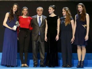 Lourdes Mohedano y sus compañeras recibiendo el premio de manos de Alejandro Blanco, presidente del COE