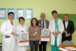 La delegada territorial de Igualdad, Salud y Políticas Sociales, María Isabel Baena (en el centro), acompañada (de izquierda a derecha) por el doctor Rafael Santamaría,la doctora María José Requena, el doctor Pedro Aljama, el doctor José María Dueñas, y el presidente de ALCER Córdoba, José María Reifs, posan con agua para fomentar su consumo como hábito saludable que previene la insuficiencia renal.