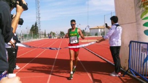 Mounir Elouardi  cruzando la línea de meta. Foto: masatletismo.com