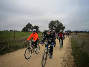 Imagen de una marcha de cicloturismo BTT 