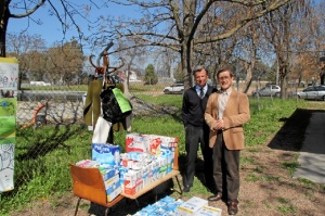 Rafael Jordano y Tomás de Haro en el punto de recogida masiva de leche.