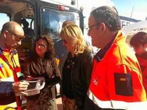 La delegada de Igualdad, Salud y Políticas Sociales, María Isabel Baena, junto a la alcaldesa de Fuente Obejuna, Isabel Cabezas, y el gerente de la Empresa Pública de Emergencias Sanitarias 061, Luis Olavarría.