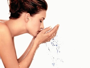 La limpieza diaria es fundamental, sin este paso nada de lo recomendado tendría sentido. Incluso si no usamos maquillaje debemos limpiar nuestro rostro a diario.