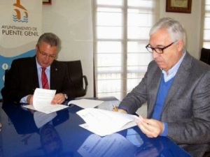 El alcalde de Puente Genil, Esteban Morales y el presidente del Ángel Ximénez, Rafael Miguel Jiménez en el momento de la firma