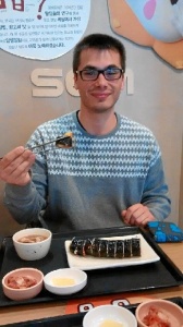 Fotografía de Jandro degustando comida típica coreana.