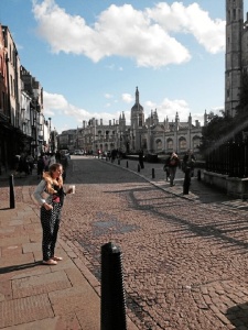 Cuando llegó a la ciudad, el tiempo fue lo que más le hizo echar de menos su tierra, la diferencia con Córdoba en cuanto al clima es muy radical allí.