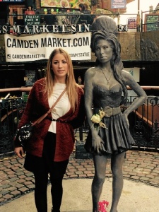 La guapa cordobesa se fotografió al lado de una estatua conmemorativa de la cantante Amy Winehouse.