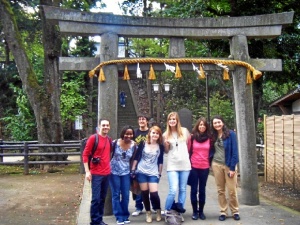 Esther junto a varios compañeros de la academia donde estudiaba japonés en el templo Kitain en Kawagoe durante un festival.