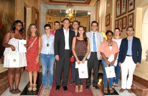 El rector, la vicerrectora de Relaciones Internacionales y el decano de Ciencias, con las alumnas y mentores del programa.