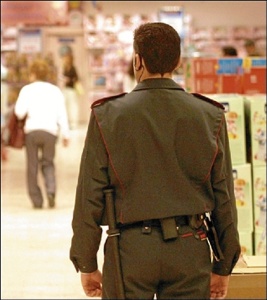 Vigilante de seguridad en supermercado. / Foto: elvigilantedeseguridad.es
