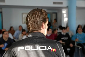 Un agente de la Policía Nacional realizando una charla informativa al alumnado.