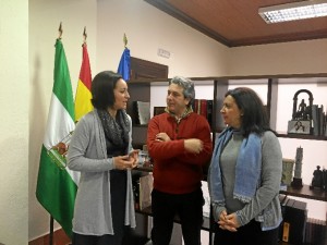 La delegada del Gobierno, Rafi Crespín, con el presidente y la gerente de AEFICO, José Marcos Rodríguez e Inmaculada Gordillo.